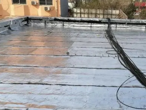 宁波市卫生间漏水维修公司分享下宁波市屋面楼顶防水刚性防水层施工要点。